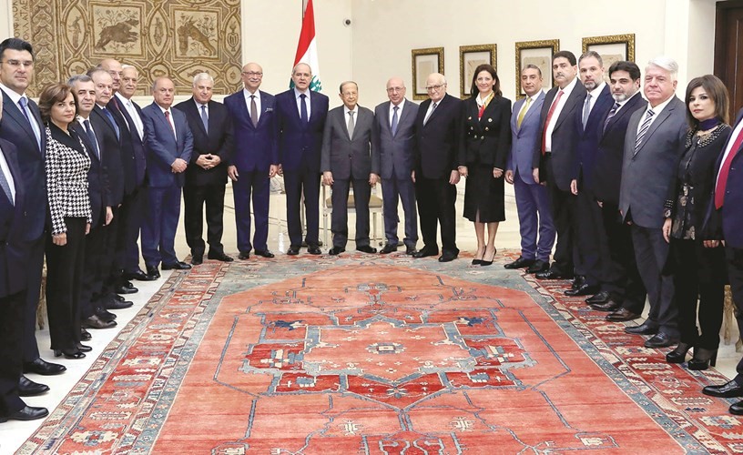 الرئيس ميشال عون مستقبلا في بعبدا نقيب محامي بيروت الجديد ملحم خلف مع اعضاء مجلس النقابة والنقباء السابقين	(محمود الطويل)﻿