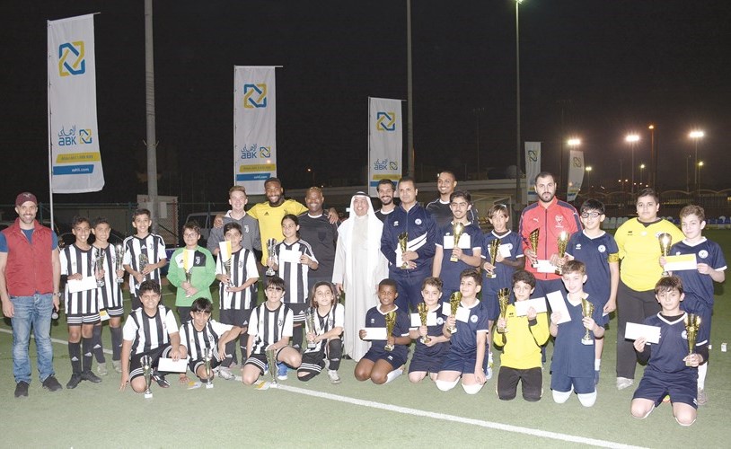 فوزي الثنيان وعلي البغلي أثناء تكريم الفرق الفائزة ﻿