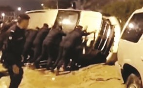 رجال أمن يرفعون مركبة جرفتها سيول أمطار العام الماضي﻿