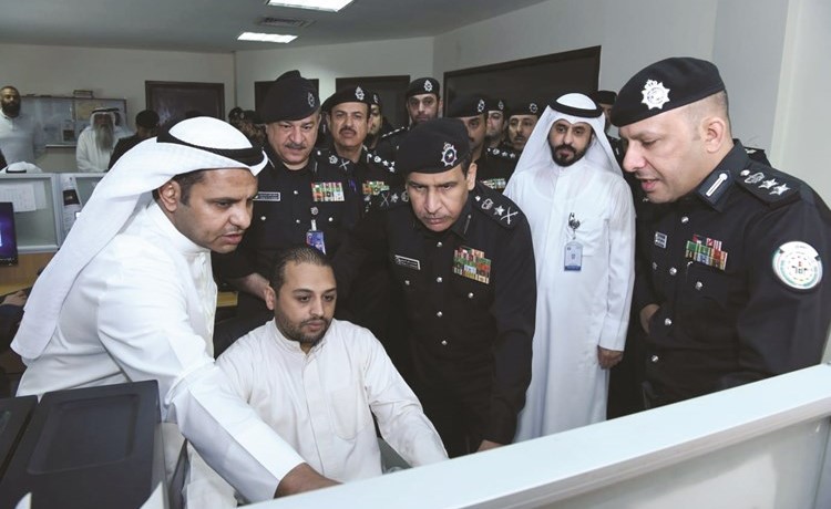 الفريق عصام النهام يتابع كاميرات الرصد المروري من خلال غرفة عمليات المرور﻿