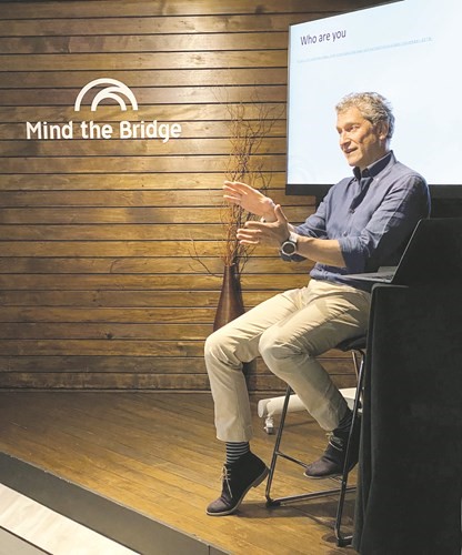 مؤسس Mind The Bridge ورئيسها التنفيذي ماركو مارينوشي خلال المحاضرات﻿