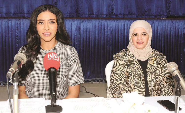 الشيخة نبيلة الحمود ود.عائشة الهولي خلال المؤتمر الصحافي﻿
