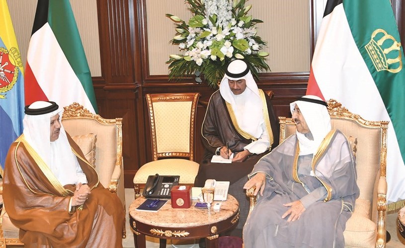 سمو الأمير الشيخ صباح الأحمد مستقبلا د.عبداللطيف الزياني﻿