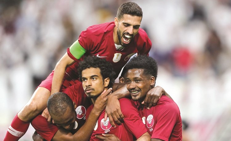 العنابي «أكرم» الإمارات برباعية