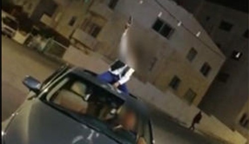 بالفيديو.. طفل أردني أطلق وابلاً من الرصاص في الهواء .. والأمن يضبط والده