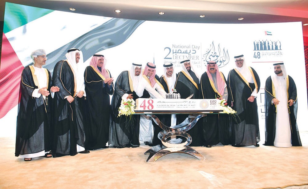 الشيخ أحمد العبدالله وأنس الصالح والشيخ د.باسل الصباح والسفير الإماراتي يتشاركون قطع كيكة الاحتفال بمناسبة اليوم الوطني الـ 48 لدولة الإمارات                 (قاسم باشا)