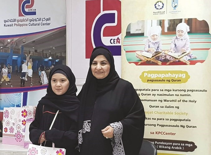 تكريم إحدى المشاركات من الجالية الفلبينية﻿