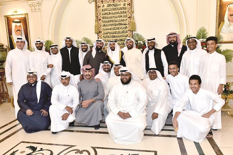 المعرس يوسف بدر الخضر متوسطا عددا من الأهل والأصدقاء في لقطة تذكارية﻿