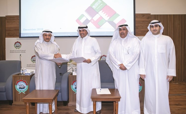 الصانع والجزاف خلال توقيع الاتفاقية﻿