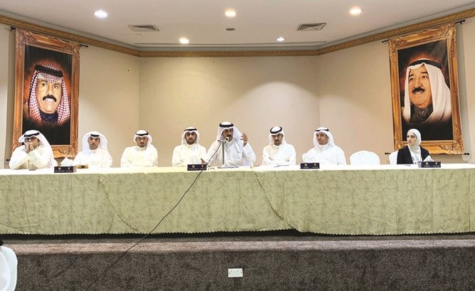 ناصر عايد والمتحدثون في اللقاء﻿