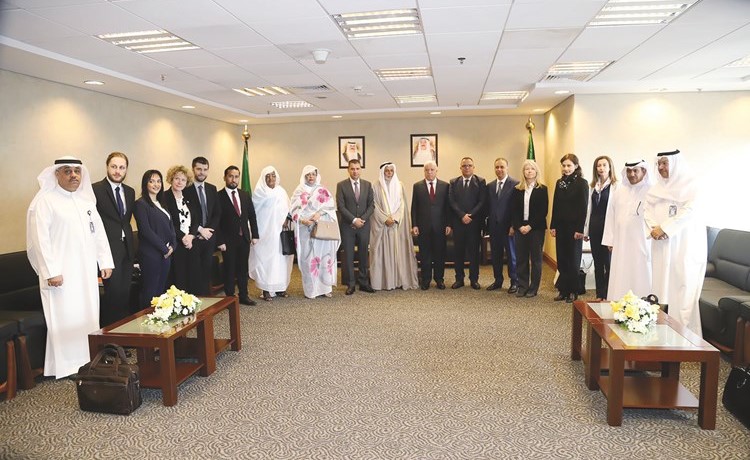 المستشار يوسف المطاوعة مع المشاركين في الورشة التي تقام بمعهد الدراسات القضائية﻿