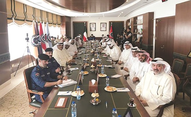 اللواء محمد المحميد مترئسا الاجتماع الذي ضم مسؤولين عن 21 جهة﻿