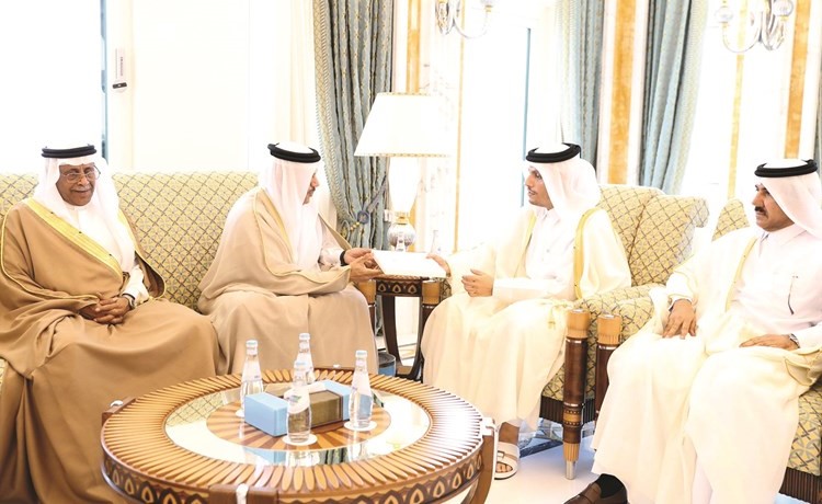 نائب رئيس مجلس الوزراء وزير الخارجية القطري الشيخ محمد بن عبدالرحمن آل ثاني يتسلم الدعوة من الأمين العام لمجلس التعاون لدول الخليج العربية عبداللطيف الزياني (قنا)﻿