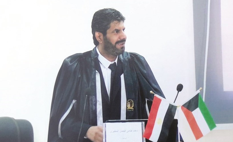 د.نايف طامي المطيري خلال مناقشة الرسالة﻿