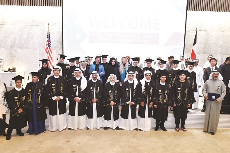 صورة جماعية لمعلمي البرامج والطلبة المكرمين خلال حفل التخرج 	(محمد هنداوي) ﻿