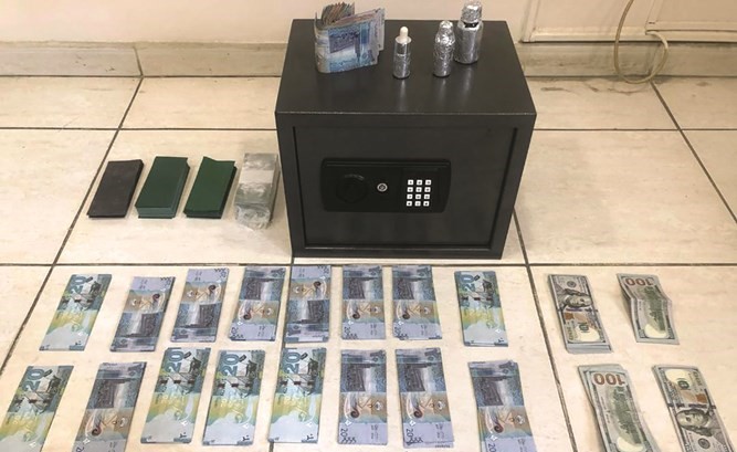 المضبوطات من الدولارات والعملات الكويتية المضبوطة بحوزة التشكيل العصابي﻿