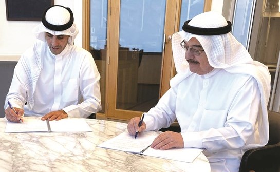 بدر ناصر الخرافي وأحمد المطوع خلال اتفاقية التوقيع﻿