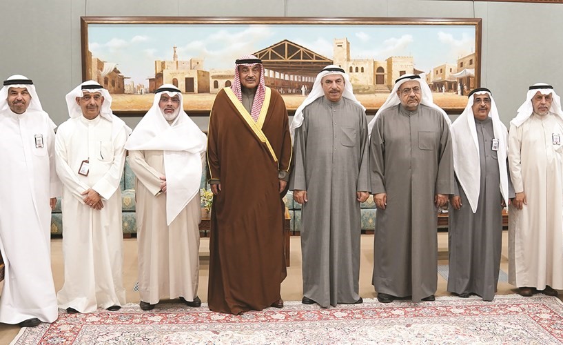 سمو رئيس الوزراء الشيخ صباح الخالد مع فيصل الشايع وعادل الصرعاوي والحضور خلال زيارته ديوان المحاسبة﻿