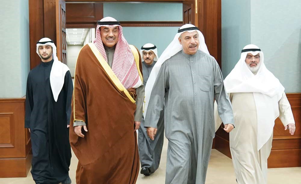 سمو رئيس الوزراء الشيخ صباح الخالد مع فيصل الشايع وعادل الصرعاوي خلال زيارته ديوان المحاسبة