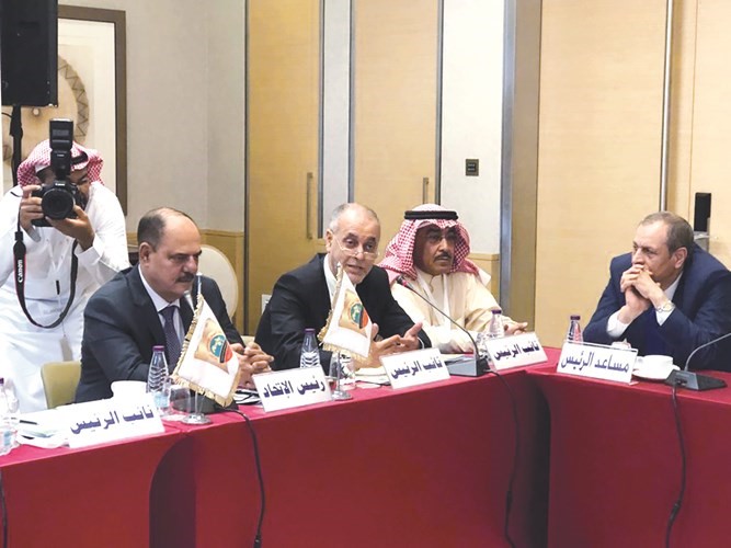 الزميل عدنان الراشد ومؤيد اللامي وعبدالله البقالي خلال اجتماع اتحاد الصحافيين العرب﻿