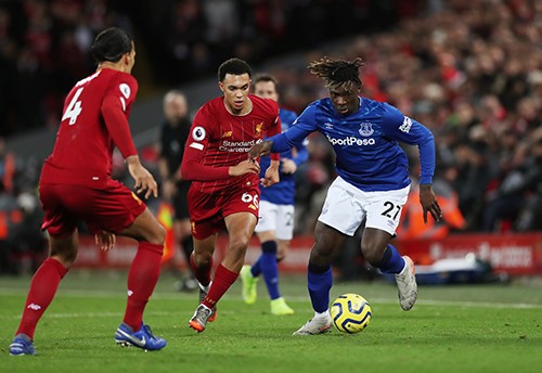 ماني يقود ليفربول لتعزيز صدارته للدوري الإنجليزي بخماسية في إيفرتون