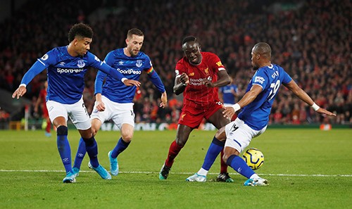 ماني يقود ليفربول لتعزيز صدارته للدوري الإنجليزي بخماسية في إيفرتون