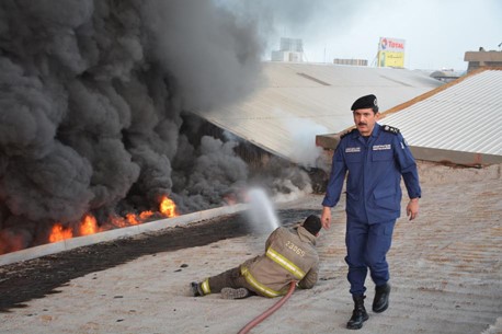تسع فرق إطفاء تسيطر على حريق هائل اندلع في منطقة الري