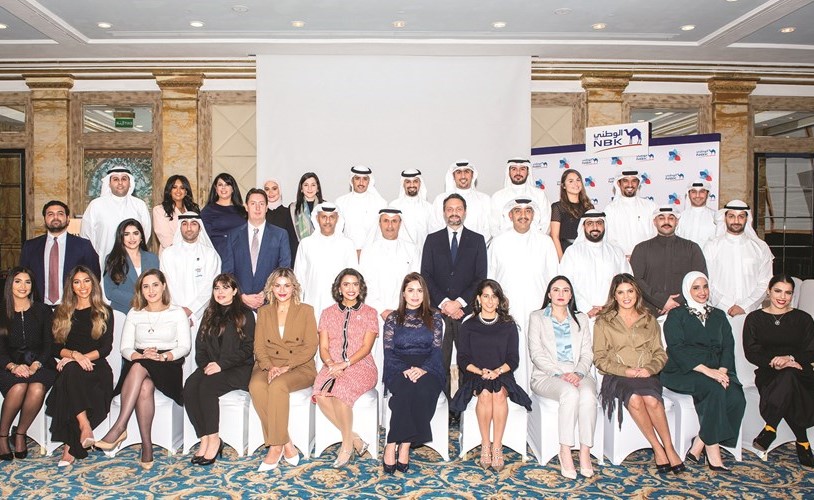 الإدارة التنفيذية في لقطة جماعية مع متدربي برنامج تطوير القيادات المصرفية الشابة﻿