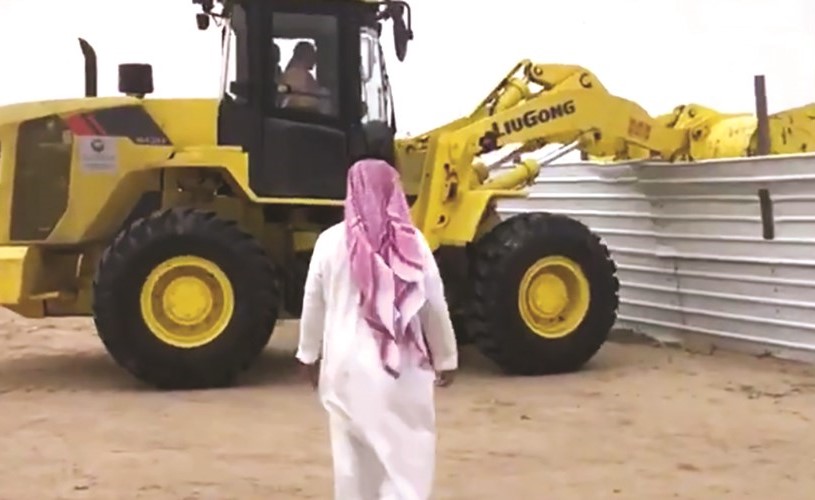جانب من إزالة احد المخيمات المخالفة﻿