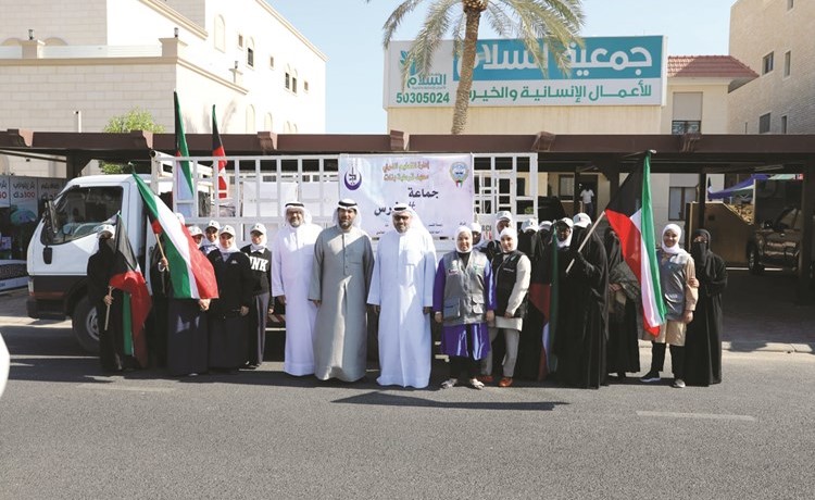 طالبات المعهد الديني وأعضاء الجمعية ﻿