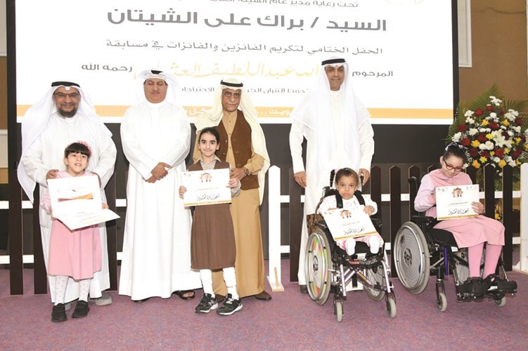العثمان مكرما عددا من الفائزين﻿