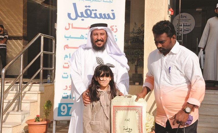 طفلة تشارك في توديع المعتمرين﻿