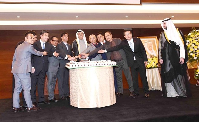 السفير علي السعيد يشارك القائم بأعمال سفارة تايلند لدى البلاد بيسوت سوانراسامي والحضور قطع كعكة الاحتفال ﻿