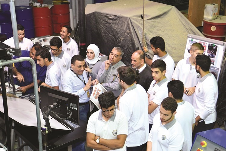 مدير إدارة الإنتاج عمرو جاد عبدالباقي يقدم شرحا عن آلية العمل في المطبعة(قاسم باشا)﻿