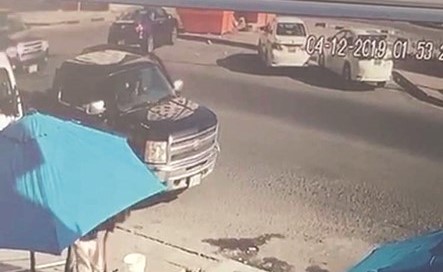اللص يتأهب لسرقة السيارة﻿