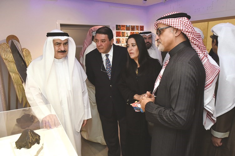 كامل العبد الجليل خلال جولة بالمعرض	(محمد هنداوي)﻿