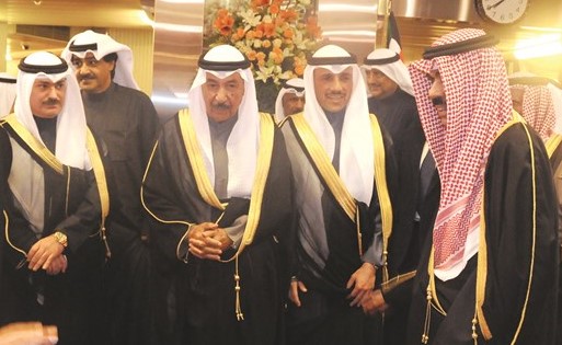 سمو ولي العهد الشيخ نواف الاحمد لدى وصوله وفي استقباله مرزوق الغانم والشيخ جابرالعبدالله والشيخ خالد العبدالله ﻿