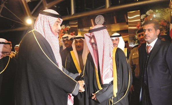 سمو ولي العهد مصافحا سمو الشيخ صباح الخالد ﻿