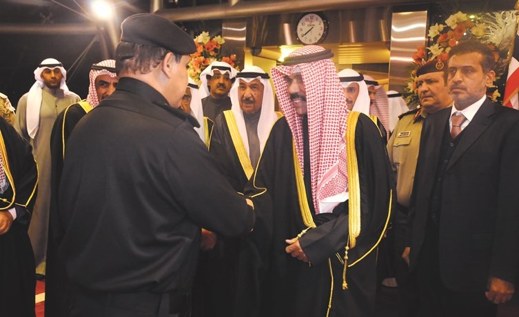  سمو ولي العهد الشيخ نواف الاحمد مصافحا مستقبليه ﻿
