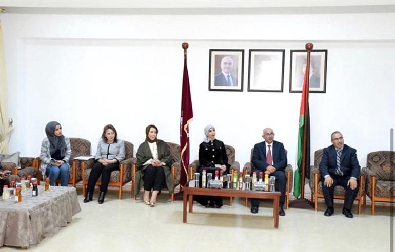 الشيخة انتصار المحمد متوسطة عدد من الحضور﻿