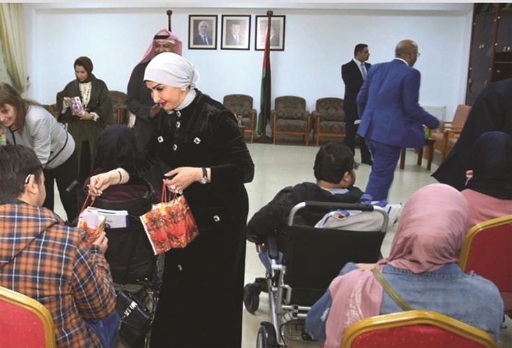  الشيخة انتصار المحمد تقدم هدايا لذوي الاعاقة﻿