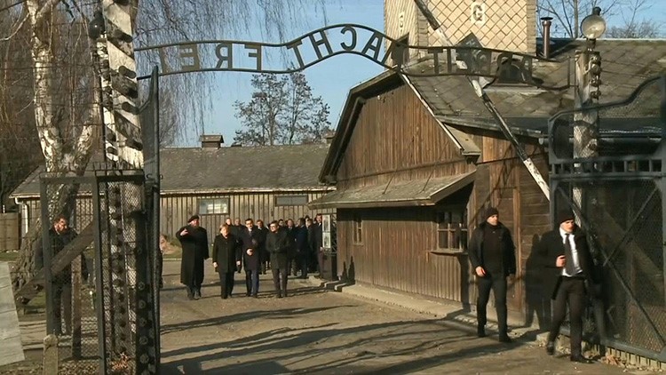 ميركل تصل إلى أوشفيتز في أول زيارة لها إلى المعسكر النازي