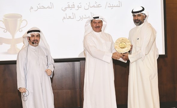 عثمان توفيقي متسلما درعا تكريمية من شركة سي اف ام الخليجية على هامش إطلاق الخدمة الجديدة﻿