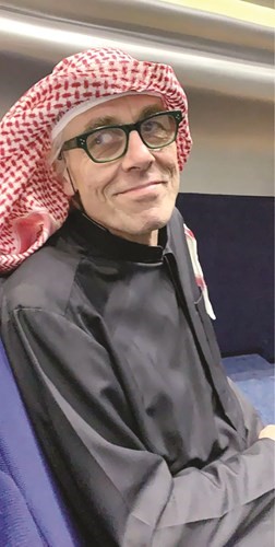 المخرج الانجليزي جوليان ويبر بالزي الكويتي﻿