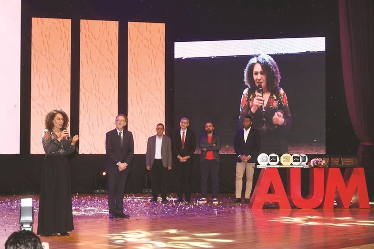 القاصة شيخة حليوى الفائزة بجائزة الملتقى للقصة العربية القصيرة متحدثة  ﻿