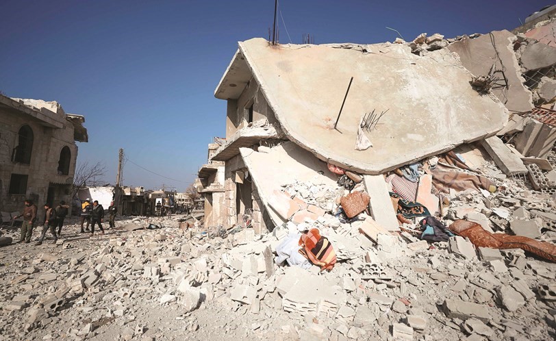 سوريون يعاينون آثار الدمار الذي خلفته الغارات على بلدة البارة بريف ادلب	(أ.ف.پ)﻿