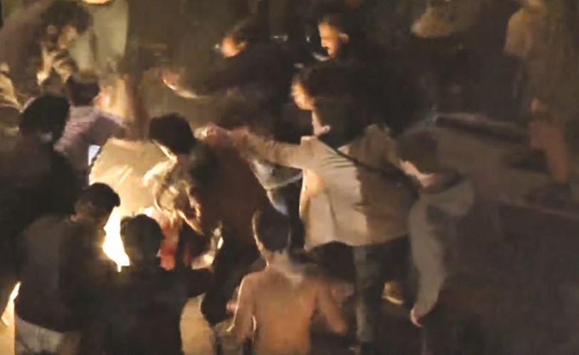 لحظة احراق المتظاهر نفسه بينما يحاول المعتصمون انقاذه ﻿