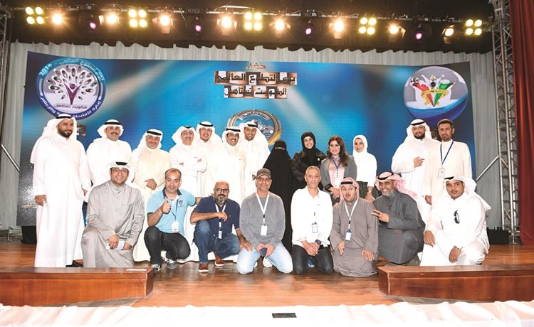 عبدالعزيز المطيري يتوسط المشاركين بالحفل والمكرمين ﻿