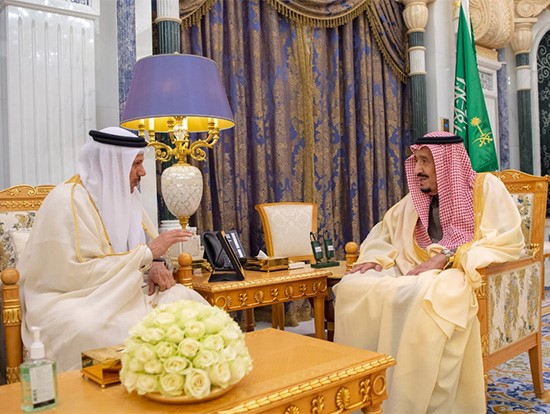 خادم الحرمين الملك سلمان بن عبد العزيز خلال لقائه الأمين العام لمجلس التعاون الخليجي عبد اللطيف الزياني 
