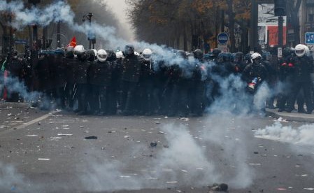 تواصل الإضراب في النقل المشترك في فرنسا ضد إصلاح نظام التقاعد